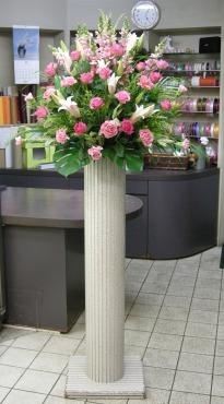 お祝いのスタンド花だよ (=^・^=)「不二花店」（岡山県岡山市北区の花屋）のギャラリー写真